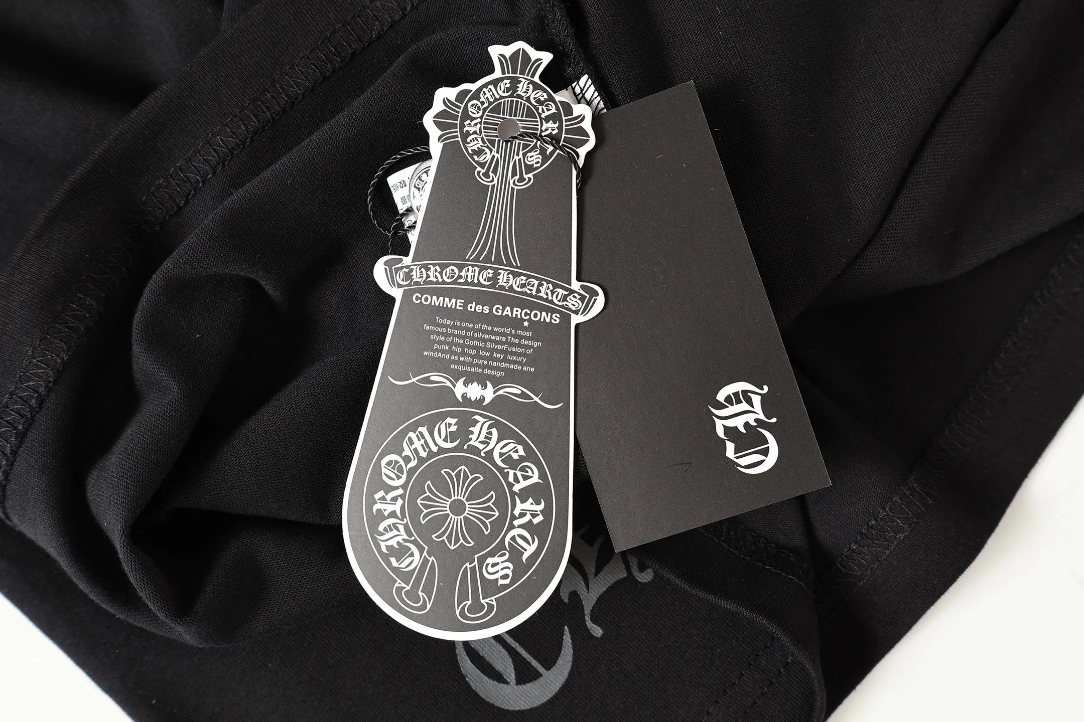 P150 Cross-border running quantity model, please do not place an order if you are pursuing quality - Chrome Hearts/Chrome Heart Cross Sanskrit short-sleeved T-shirt - High weight, high density and high quality. The wool is soft, delicate and skin-friendly. It feels soft and silky. It has excellent warmth and skin-friendly properties. - Customized weaving and dyeing, no color difference. No matter the fabric or workmanship details, it is better than the ordinary version on the market. -Colour: black white -Size: S M L XL
